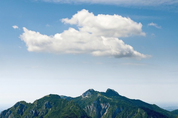 Góry | Zdjęcie przedstawia szczyty gór, niebieskie niebo oraz białe chmury