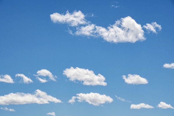 Niebo | Zdjęcie przedstawia błękitne niebo z białymi chmurami