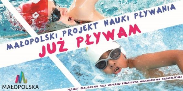 Już Pływam | Zdjęcie przedstawia doje dzieci pływających w basenie w czepkach czerwonym i białym i okularach. Dodatkowo na zdjęciu jest napisane MAŁOPOLSKI PROJEKT NAUKI PŁYWANIA JUŻ PŁYWAM  - PROJEKT REALIZOWANY PRZY WSPARCIU FINANSOWYM WOJEWÓDZTWA MAŁOPOLSKIEGO.